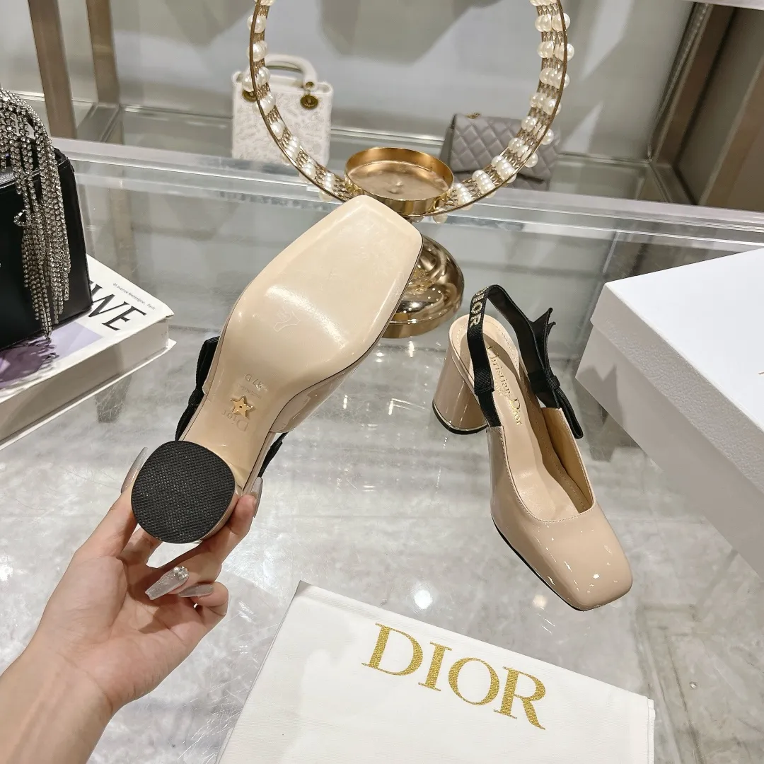 👟👟Ex-factory price 540👟👟Dior 2025 early spring new style Rhodes series women's sandals with special-shaped heel and empty back. Stars' same letter logo with electric embroidery process ➕Hardware buckle high-heeled women's shoes. The outside is decorated with butterflies 🦋knots for decoration, which makes the whole pair of shoes beautiful. 🌟Original development of top-end high-end version Material: imported patent leather upper, water-dyed sheepskin lining, foot pads + Italian leather outsole Heel height: 4cm 7.5cm Size: 35-41 standard code (40.41 customization is not returnable)